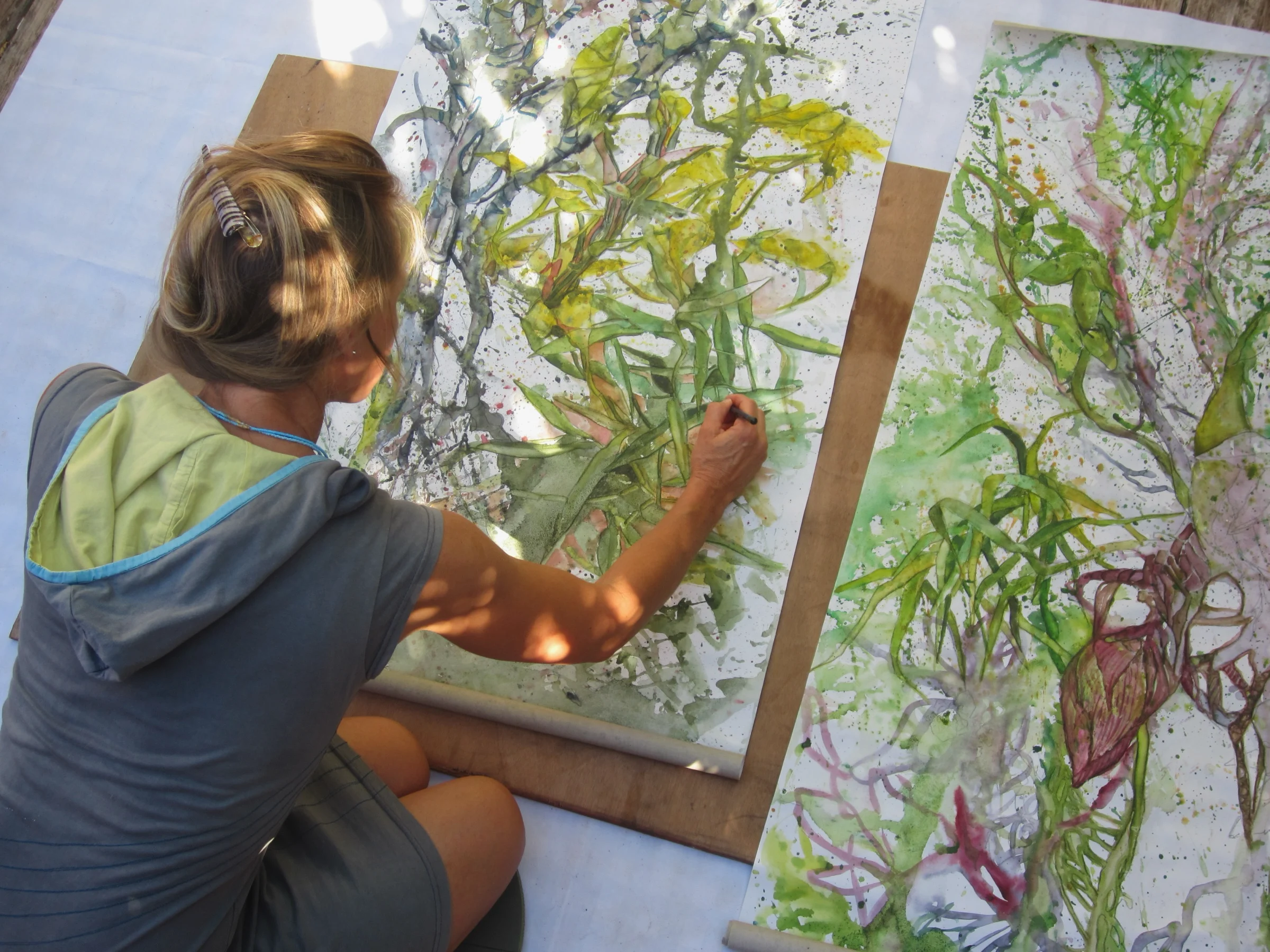 Kerstin Mempel malend an einem großformatigen Aquarell auf Leinwand. Gomera. Fotografie,