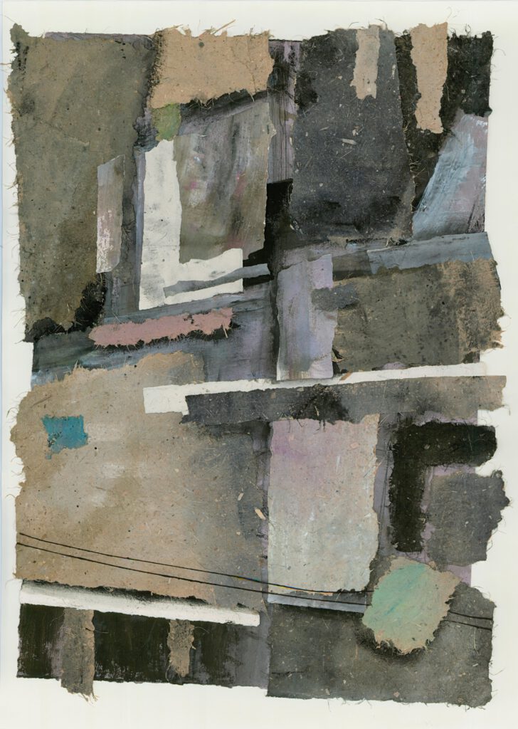 Collage, aus Elefantendungpapier, in verschiedenen Grau- und Brauntönen.